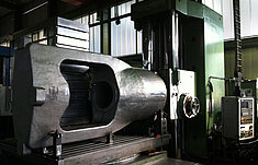 CNC Zerspanung eines großen Pressenkolben mit Scharman CNC Bohrwerk 