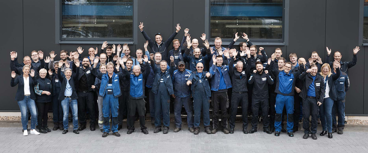 Schade Maschinenbau Team vor Stahlbauhalle